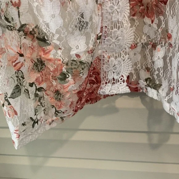 Jolie and Joy Bell Sleeved Floral Cover Up in Lace Size 3XL - Picture 6 of 8